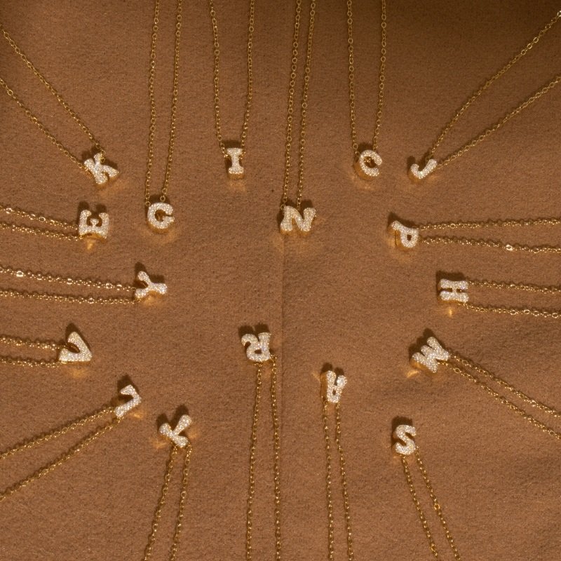 Colar Cadeadinho Letra Cravejada 40/45cm